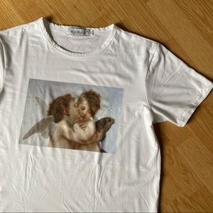 ANGELS KISSING GRAPHIC T-SHIRT